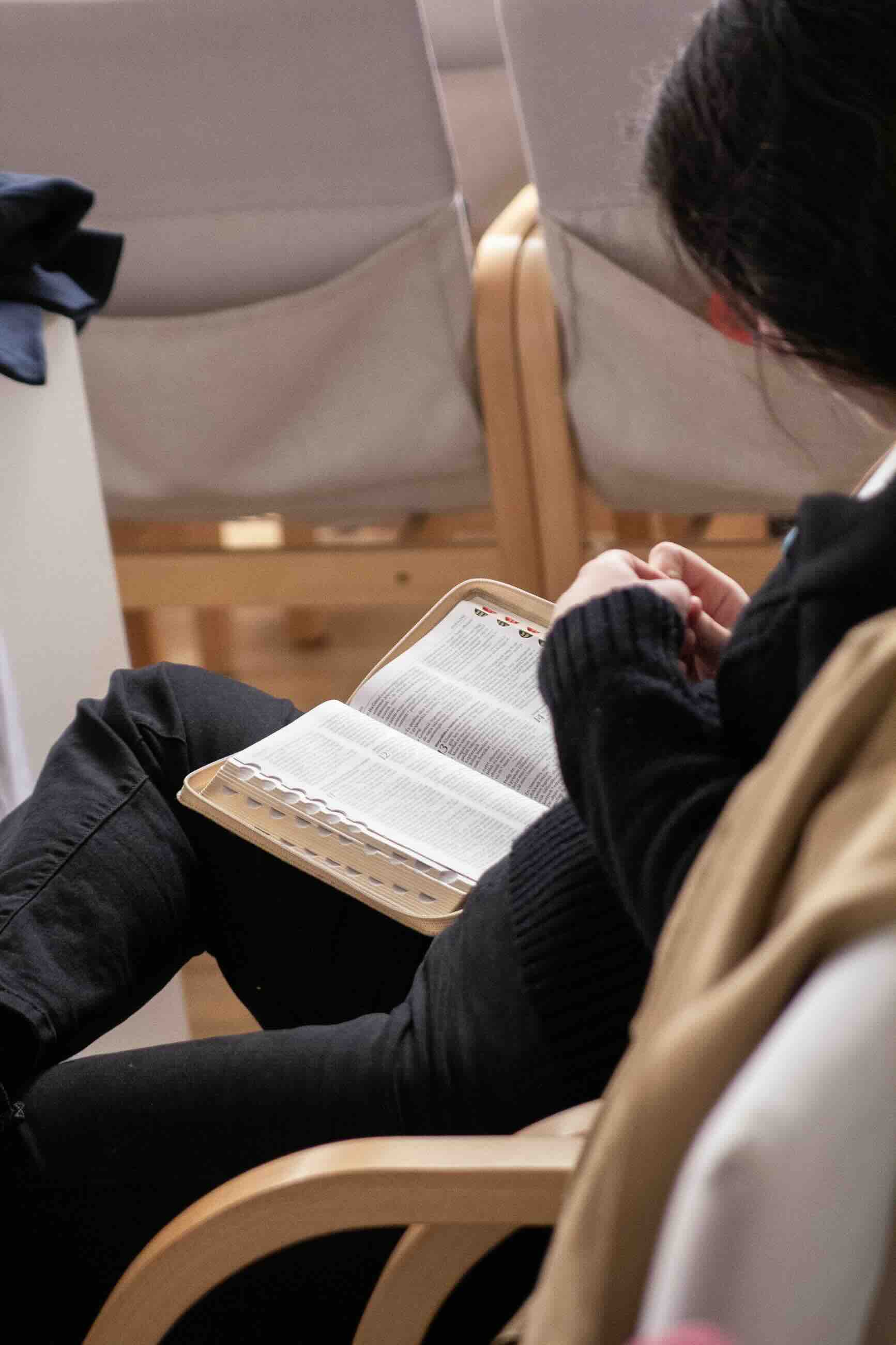 Fiatalok jegyzetelve követik az előadást